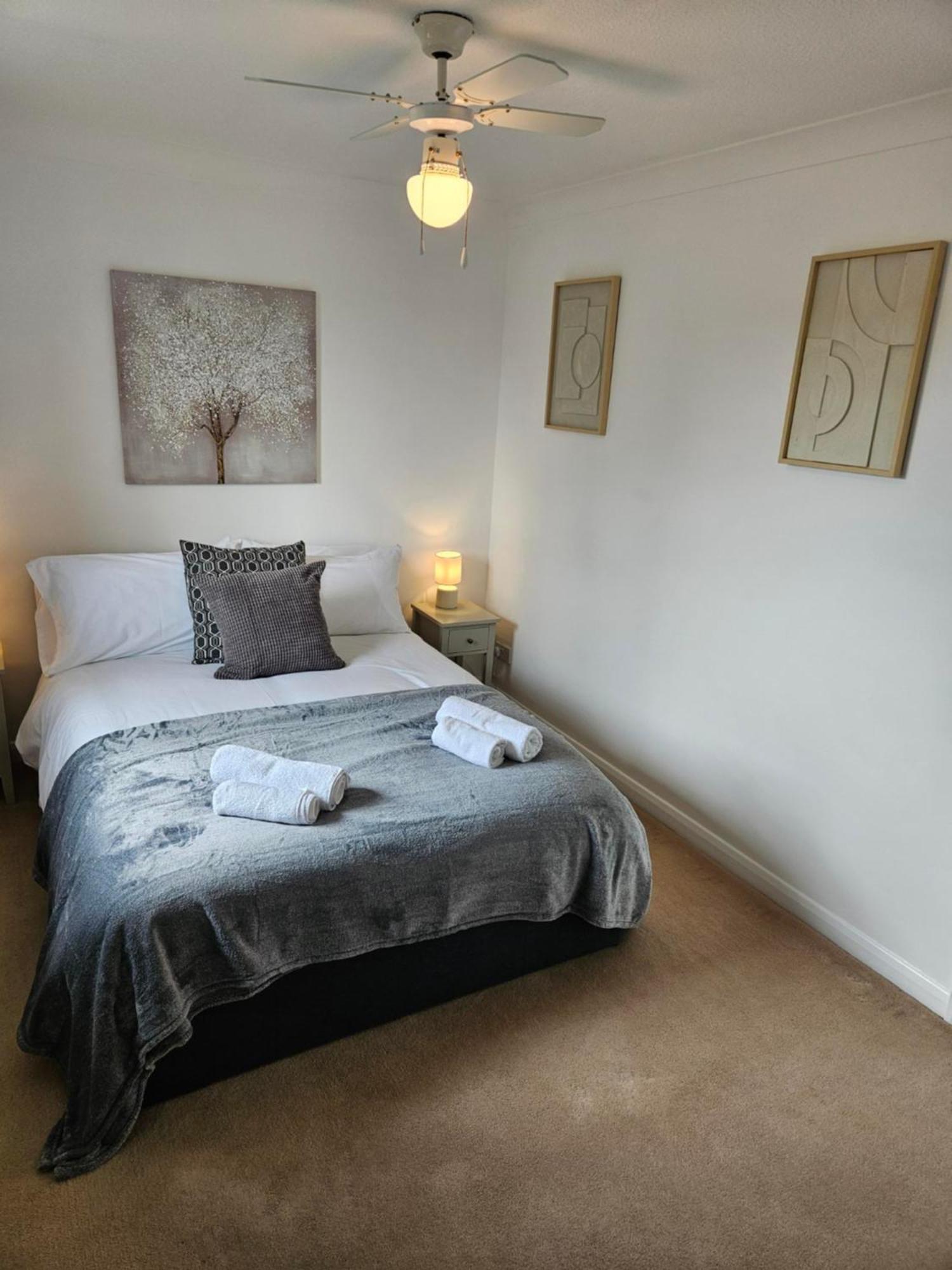 Redcot Gardens Stamford 4 Bed Contractor Familt Home With Parking Exterior foto